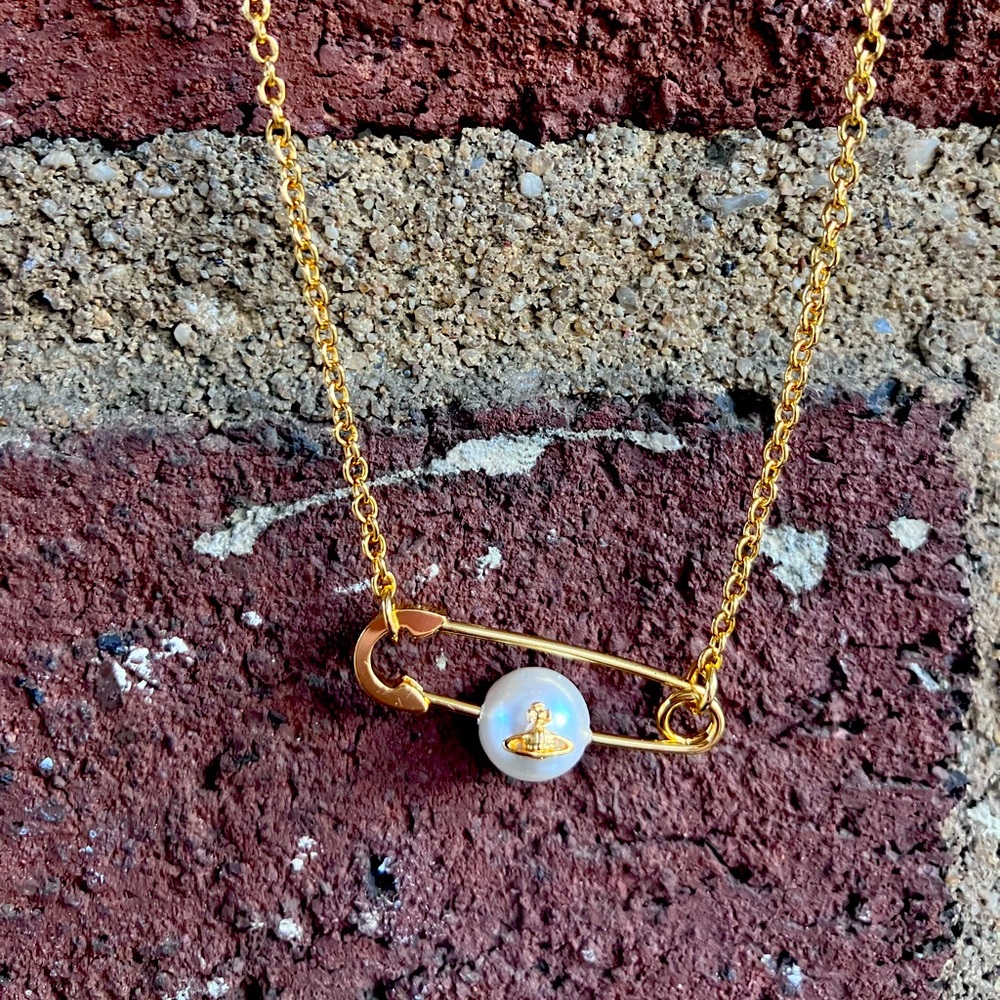 COPY - VIVIENNE WESTWOOD gold safety pin necklace.